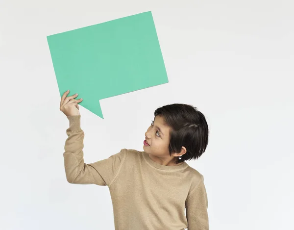 Мальчик держит зеленый пузырь речи — стоковое фото