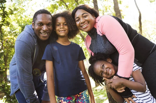 Familia feliz en el parque — Foto de Stock