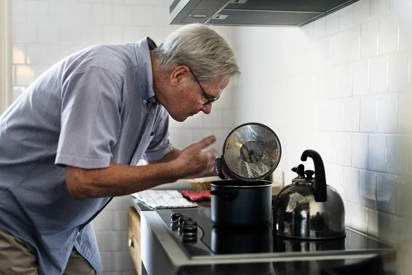 Человек приготовления пищи на кухне — стоковое фото
