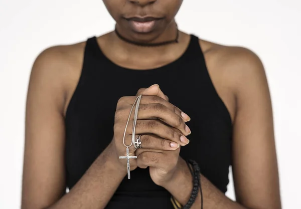 Femme africaine avec croix religieuse — Photo