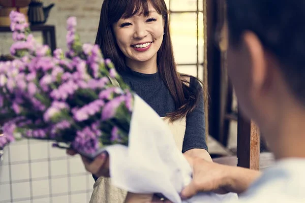 Propietaria femenina de la tienda de flores — Foto de Stock