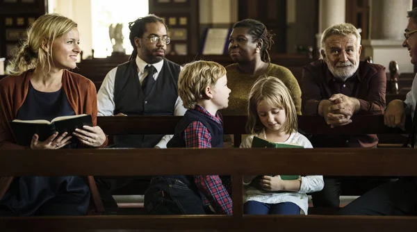 Personer be i kyrkan — Stockfoto