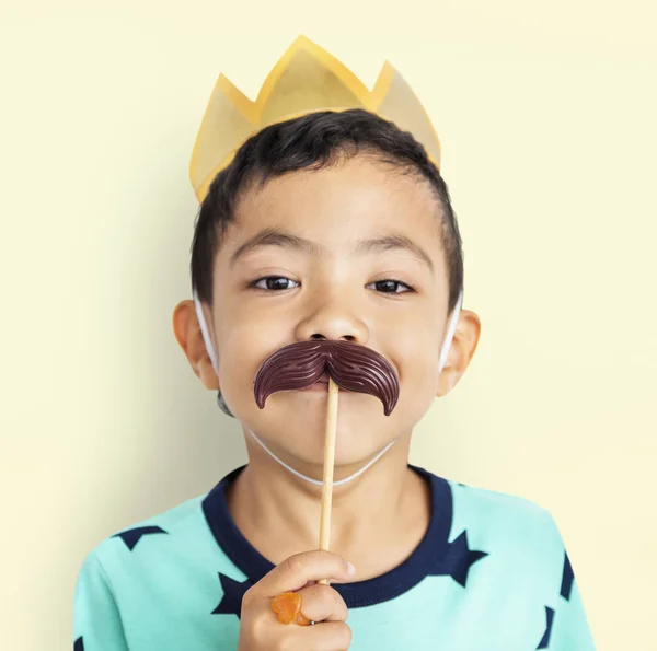 少年の身に着けている王冠 — ストック写真