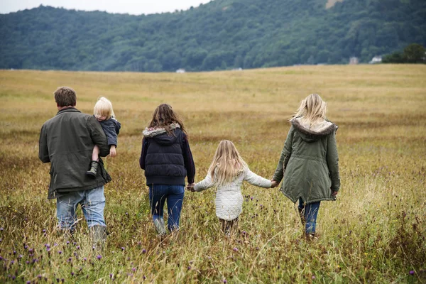 Gelukkige familie samen in veld — Stockfoto