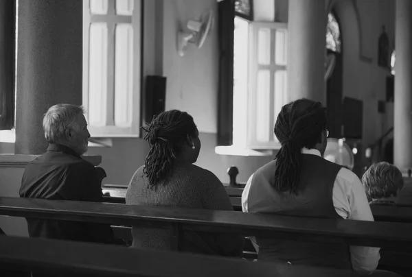 Religiöse Menschen in der Kirche — Stockfoto