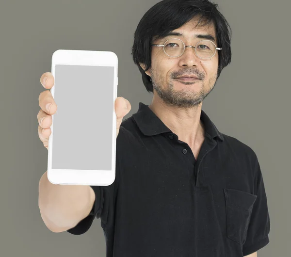 Азиатский случайный мужчина показывает телефон — стоковое фото