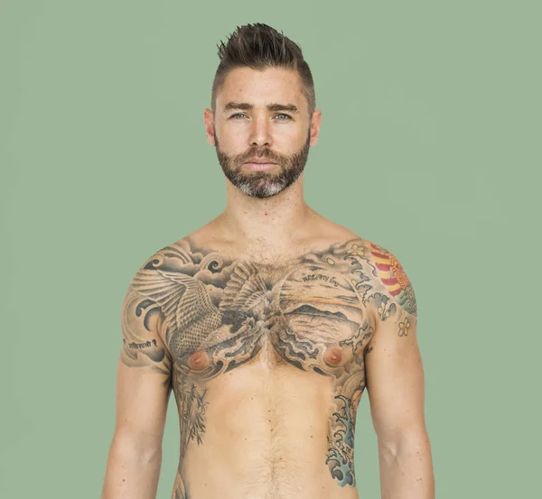 Hombre guapo tatuado — Foto de Stock