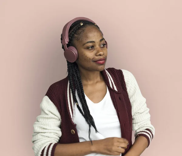 Kobieta słuchać muzyki w słuchawkach — Zdjęcie stockowe