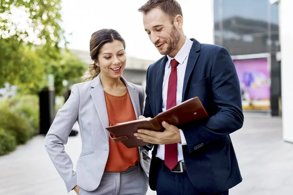 Mensen uit het bedrijfsleven bespreken — Stockfoto