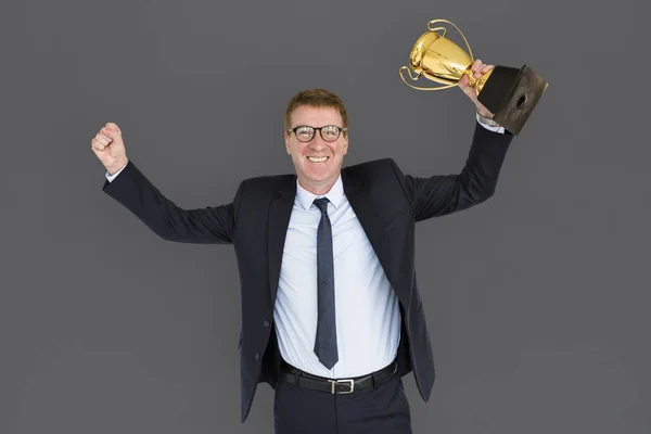 Empresário segurando troféu — Fotografia de Stock