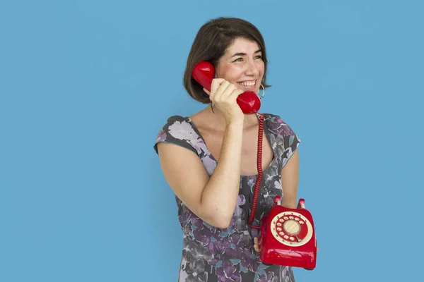 Kvinnan talar i telefon — Stockfoto