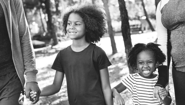 Famille heureuse dans le parc — Photo