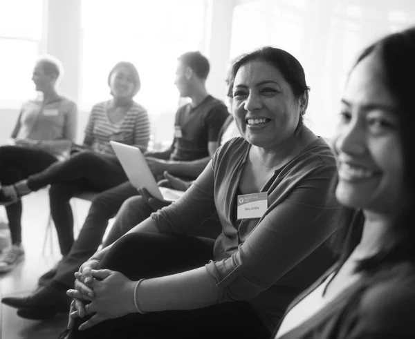 Menschen treffen sich auf Seminar — Stockfoto