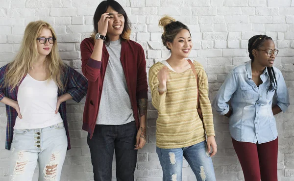 Students standing near the wall — Stock Photo, Image