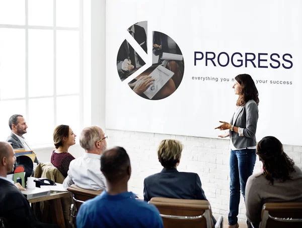 Affärskvinna berättar presentation till kollegor — Stockfoto