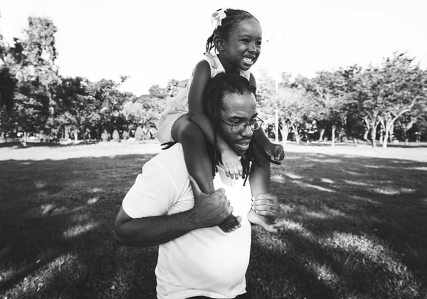 Padre e figlia nel parco — Foto Stock