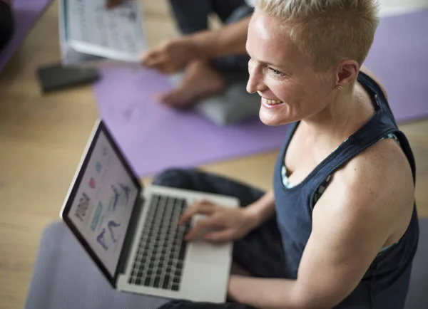 Grupo de personas en yoga Clas —  Fotos de Stock