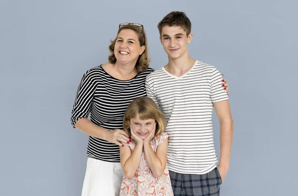Gelukkige familie in studio — Stockfoto