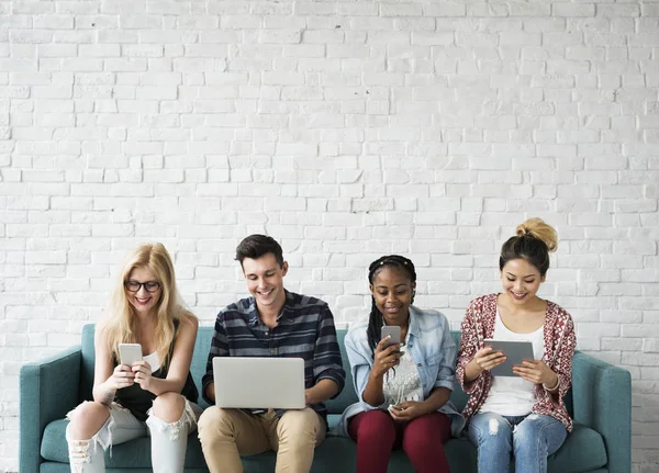 Students using digital devices — Stock Photo, Image