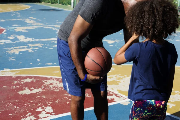 Pai e filha jogando basquete — Fotografia de Stock