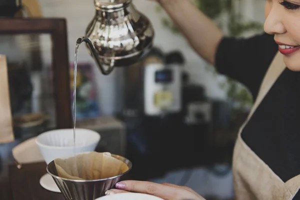 Camarera vertiendo té en la cafetería —  Fotos de Stock