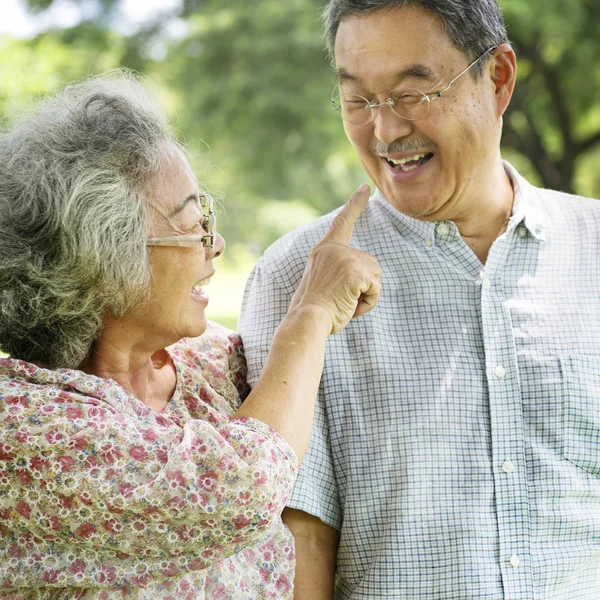 Senior people talking in the park — Stock Photo, Image