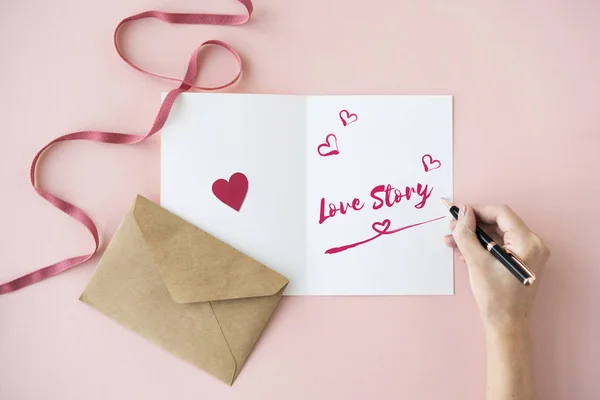 Manos humanas escribiendo en la tarjeta de felicitación — Foto de Stock