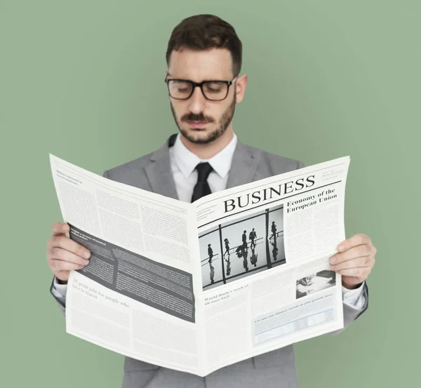 Fiatal üzletember újságot olvas — Stock Fotó