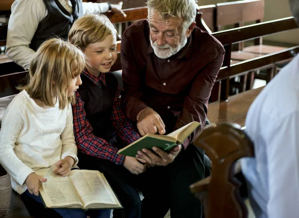 Personas religiosas en la iglesia — Foto de Stock