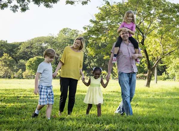 Glückliche Familie im Sommerpark — Stockfoto
