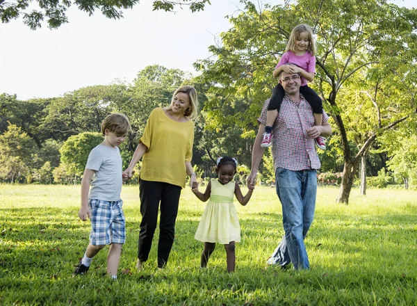 Familia feliz en el parque de verano — Foto de Stock