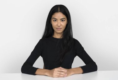 Asyalı kadın tablosu tarafından oturur