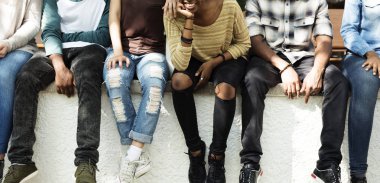 birlikte oturan arkadaşlar 