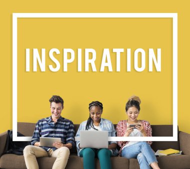 Dijital cihazlar kullanan öğrenciler