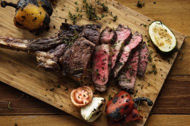 Ahşap tahta üzerinde düzenlenen sığır eti biftek.