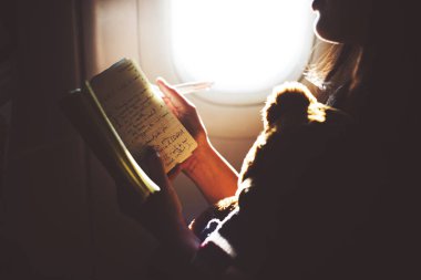 Kadın kitap okuyor.