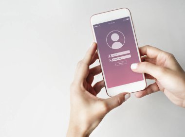 Cep telefonu ellerinde.