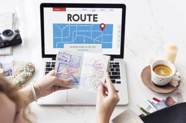 kadın holding pasaportu 