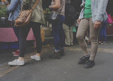 Sokak gıda için Queuing insanlar  