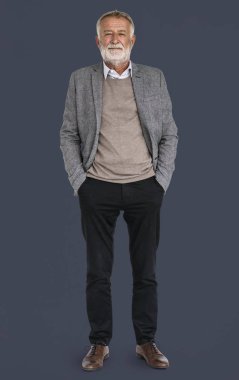 Kendine güvenen sakallı üst düzey iş adamı 