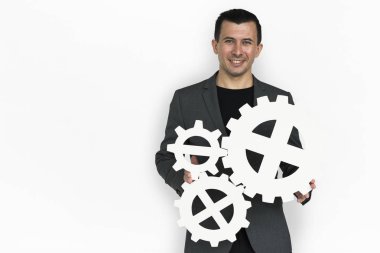 Gears'ı ile gülümseyen iş adamı