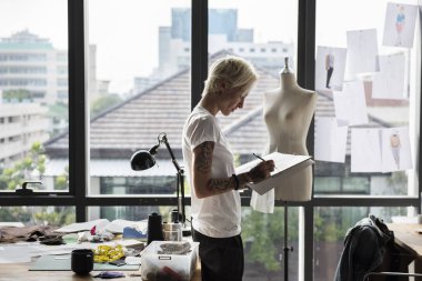 Moda Tasarımcısı şık giysiler oluşturma
