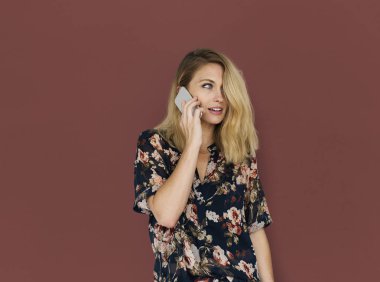 sarışın kadın Smartphone kullanarak 