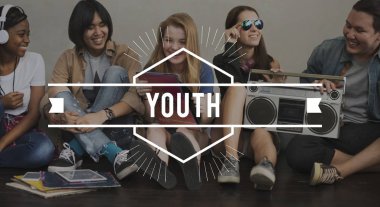 insanlar boombox üzerinden müzik dinleme