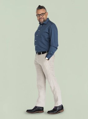 Beyaz adam neşeli poz