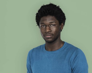 Ciddi bir Afrikalı Amerikalı. 