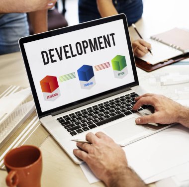 Dizüstü bilgisayar kullanan kişi