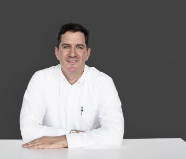 Beyaz tişörtlü adam