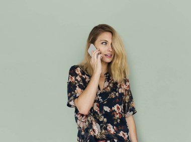 sarışın kadın Smartphone kullanarak 