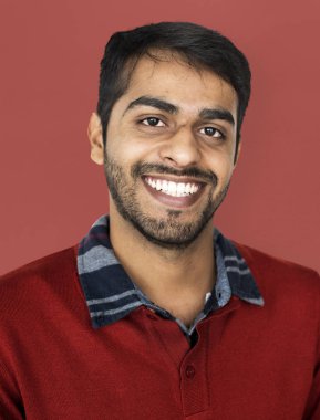 Hintli adam gülümsüyor